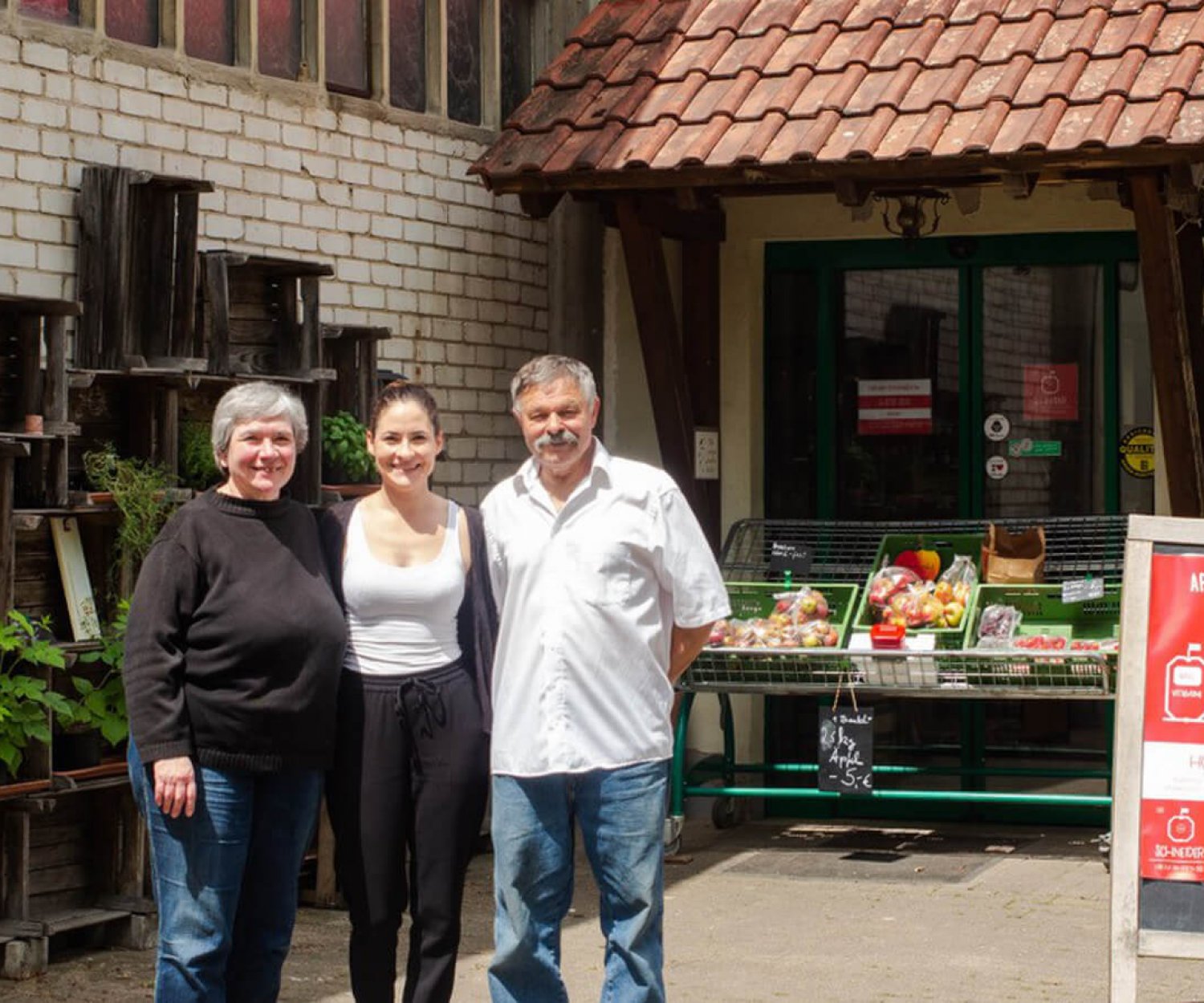 Monika, Magdalena und Georg Schneider vor ihrem Hofladen