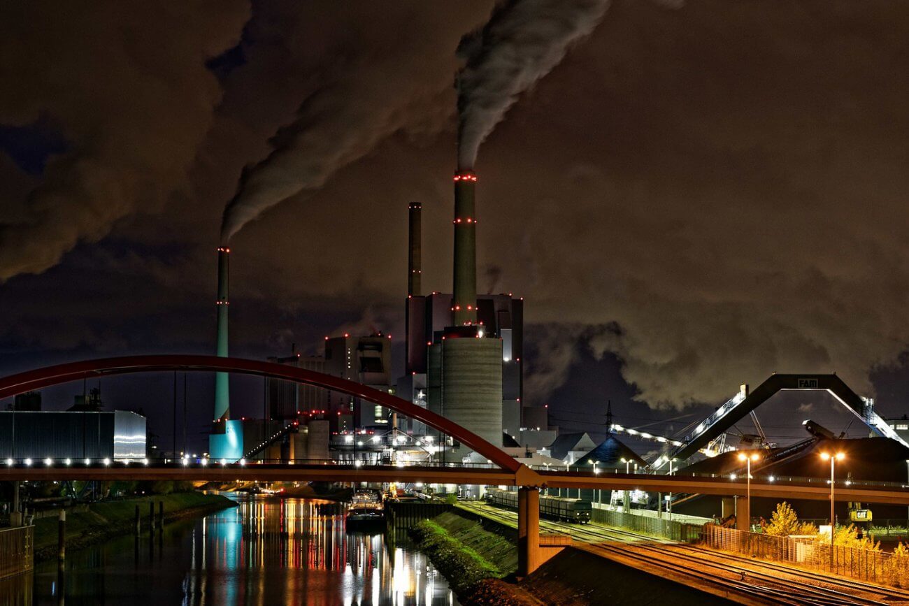 Nachtansicht des Großkraftwerks Mannheim, im Vordergrund der Rhein